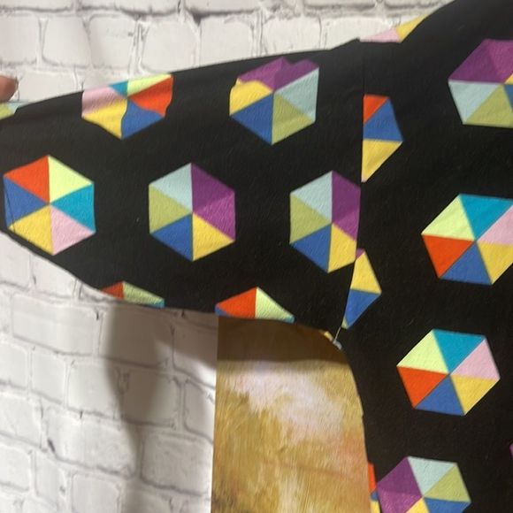 LuLaRoe  IMA Hexagon high-low geometric tunic medium - Picture 6 of 9